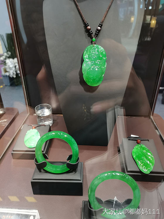 朋友圈看到的珠宝展上上亿的翡翠手镯 我的天 美死了_翡翠