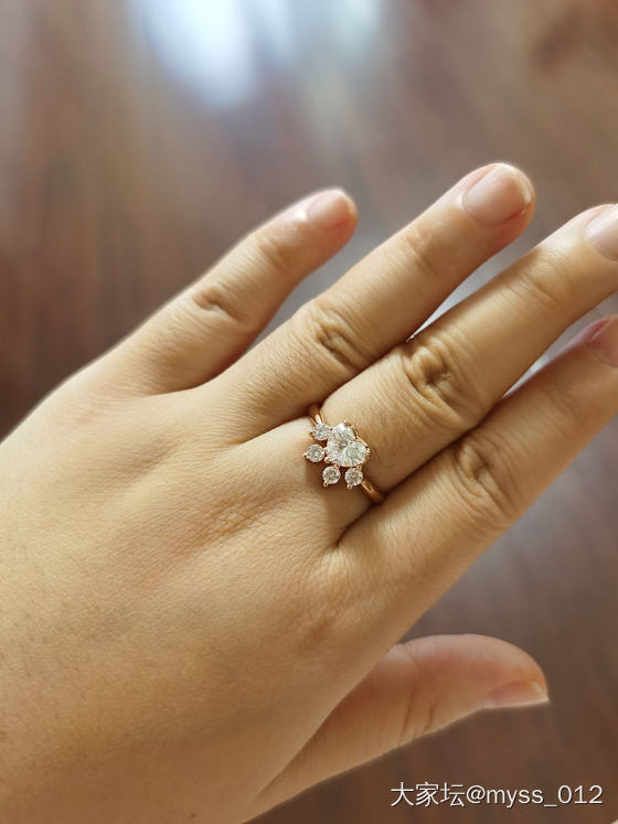 今日份开心😁镶嵌的两个心形钻戒指💍收到了，嘻嘻😊_钻石戒指
