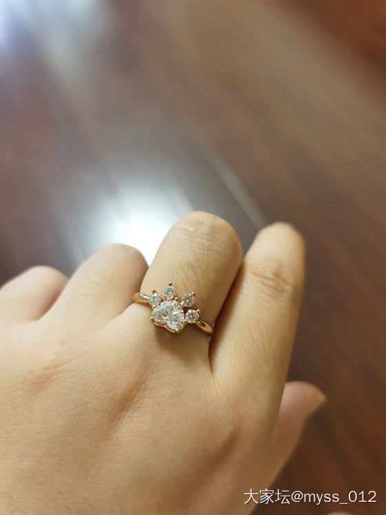 今日份开心😁镶嵌的两个心形钻戒指💍收到了，嘻嘻😊_钻石戒指