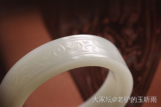 美玉着腕间，轻衫衬跳脱。_和田玉