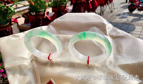 冰绿种色镯，56圈
这是一对种色品质镯，
种水色极佳，冰透、色甜
上手更讨欢喜！_翡翠
