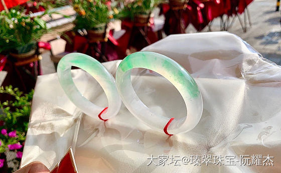 冰绿种色镯，56圈
这是一对种色品质镯，
种水色极佳，冰透、色甜
上手更讨欢喜！_翡翠