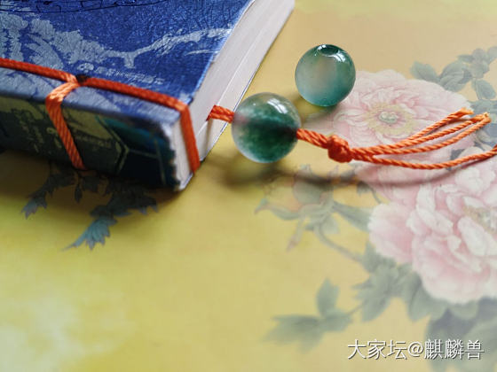 琉璃厂中国书店遇见一摞巴掌大的小书，却个个用一颗翡翠珠子做书签，真的？假的？12..._翡翠