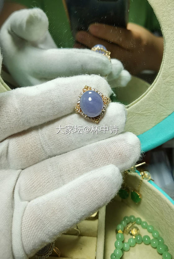 心血来潮，忍不住拿出来看看，刚知道翡翠用刀刮不会有划痕，然后试了下，确实没有_翡翠