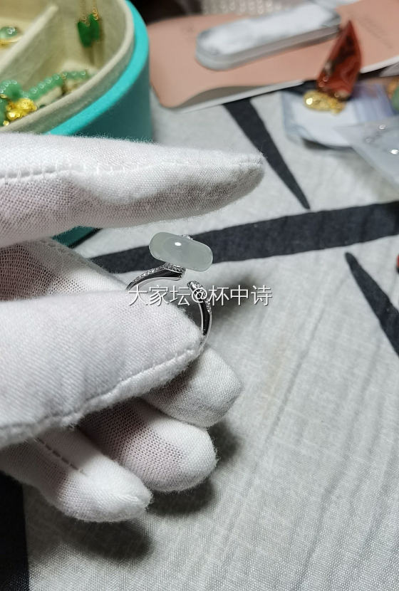 心血来潮，忍不住拿出来看看，刚知道翡翠用刀刮不会有划痕，然后试了下，确实没有_翡翠
