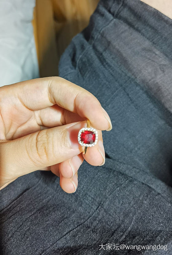 尖晶石太阳下的火彩_尖晶石