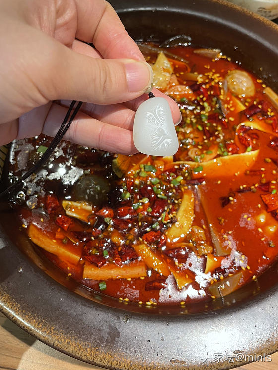 吃饭时随拍_挂件和田玉