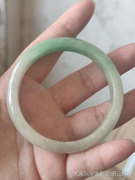 帮忙看下这个是a货还是b货啊，平时没有买过手镯是小白，没有证书的_翡翠