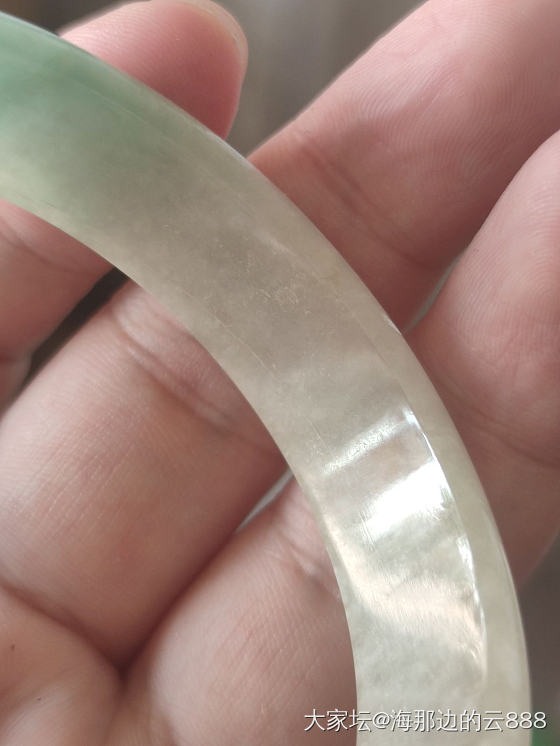 帮忙看下这个是a货还是b货啊，平时没有买过手镯是小白，没有证书的_翡翠