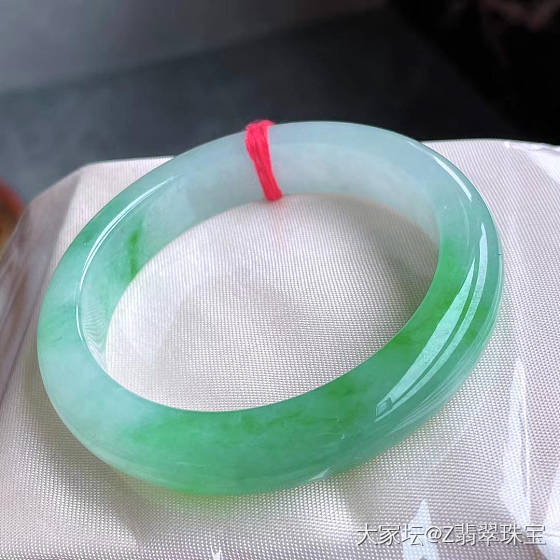 51圈口冰阳绿宽边手镯_翡翠