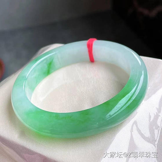 51圈口冰阳绿宽边手镯_翡翠