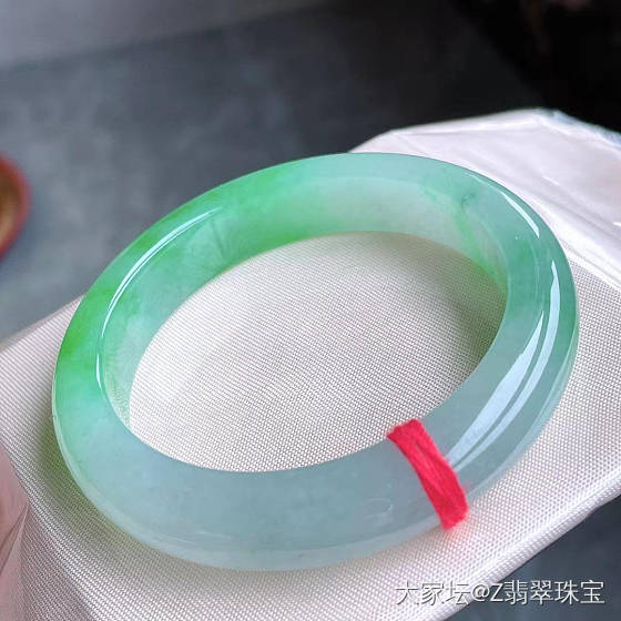 51圈口冰阳绿宽边手镯_翡翠
