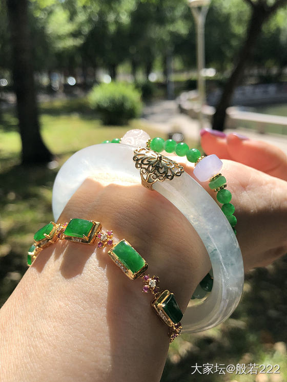 阳光下的绿幽幽_手饰翡翠