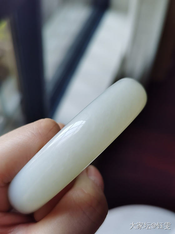 刚收到的镯子，像青海料吗，卖家说且末_和田玉