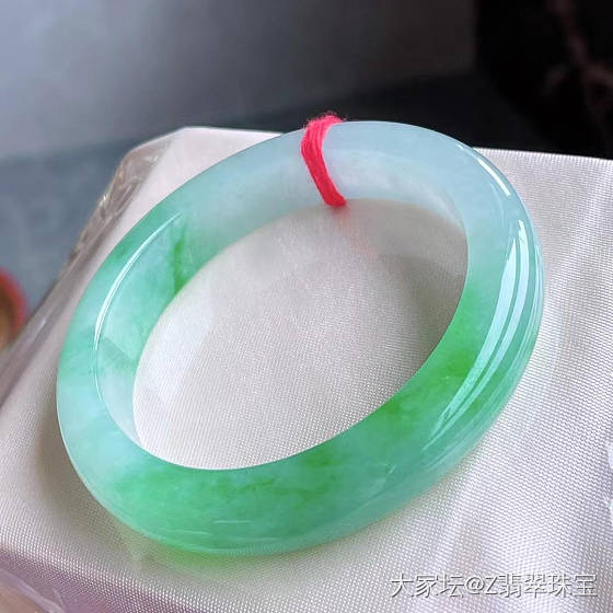 51圈口冰阳绿宽边手镯，_翡翠