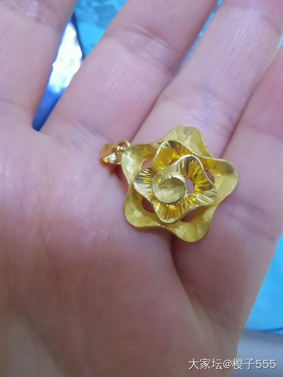 周大福的这款吊坠，几年前买的，送给妈妈的礼物，最近拿回来了，怎么感觉这么奇怪，外..._金