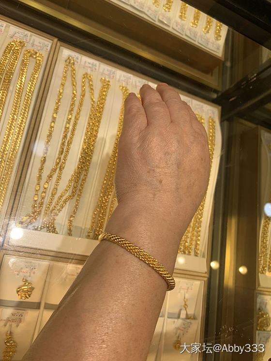 今年国庆买的金: 老爸买给老妈的粗镯子，我买给自己的细镯子，还有一枚送老公作生日..._金