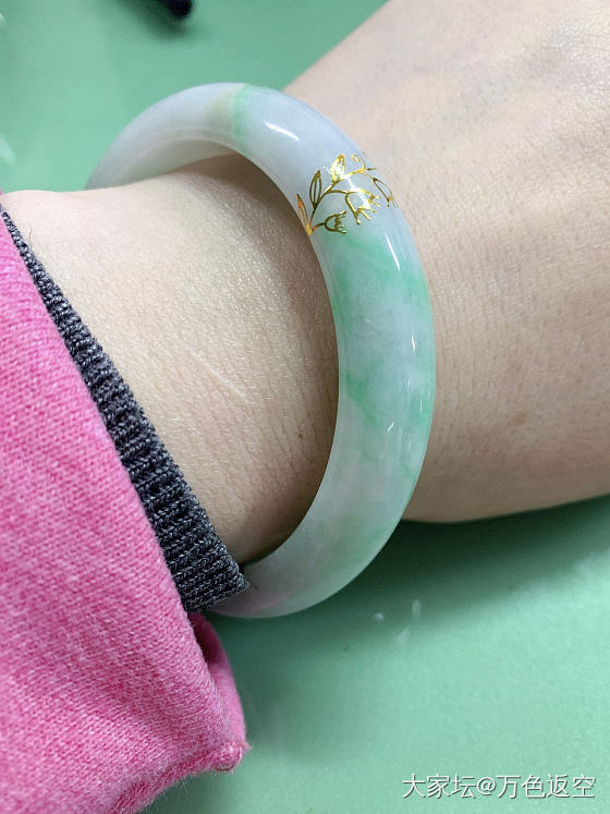 有瑕疵的镯子大家一般如何遮暇?_翡翠