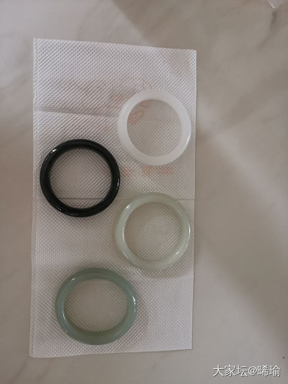 仅有的四个镯子，一个碧籽，一个青籽，一个青白籽，最白的是山料手镯。本来想着再入一..._手镯和田玉