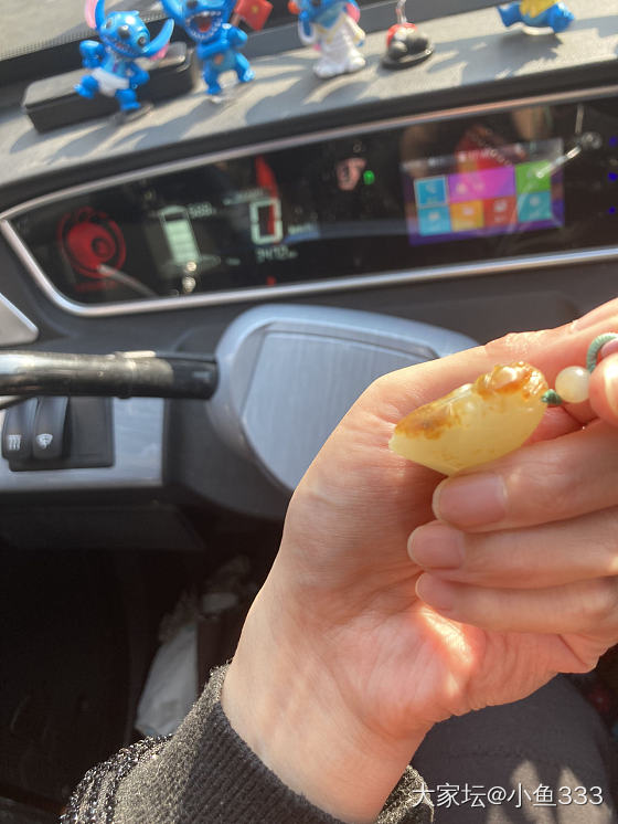阳光下籽料真好看_挂件和田玉