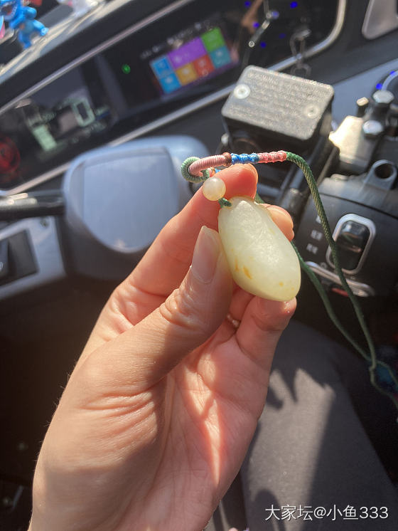 阳光下籽料真好看_挂件和田玉