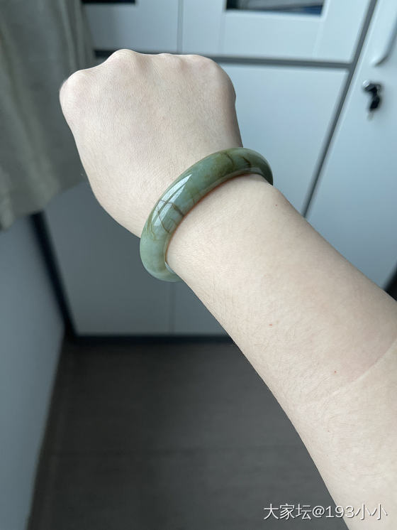 晒一只无数裂纹的镯子_手镯翡翠