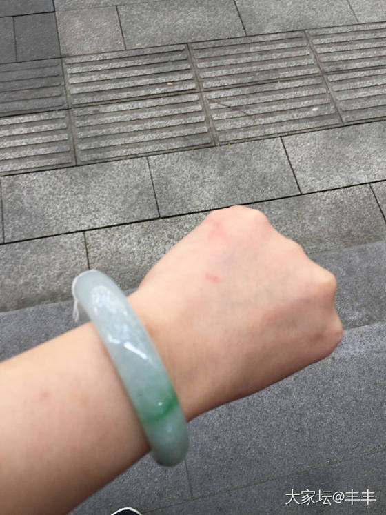 帮忙看哪只手镯好看_翡翠