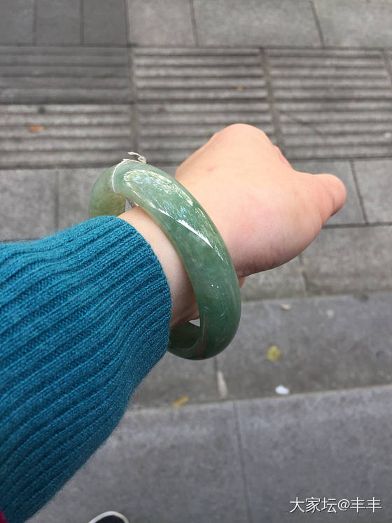 帮忙看哪只手镯好看_翡翠