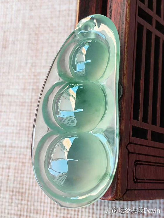 晴底飘绿花，冰种福豆，完美，细腻，尺寸：43.8/19.6/7.6_翡翠