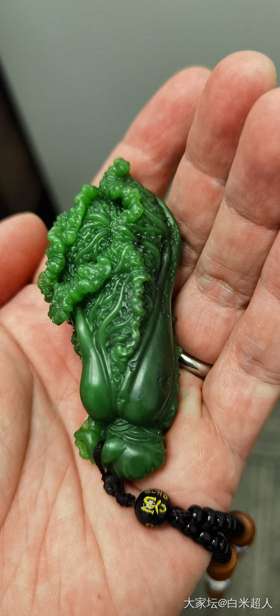 白菜🥬谐音百财，算传统题材喽这碧玉还可以，黑点挖的不多了_和田玉