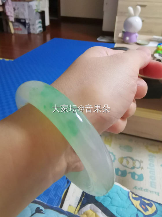 一整年的翡翠飘丝绿镯子_翡翠