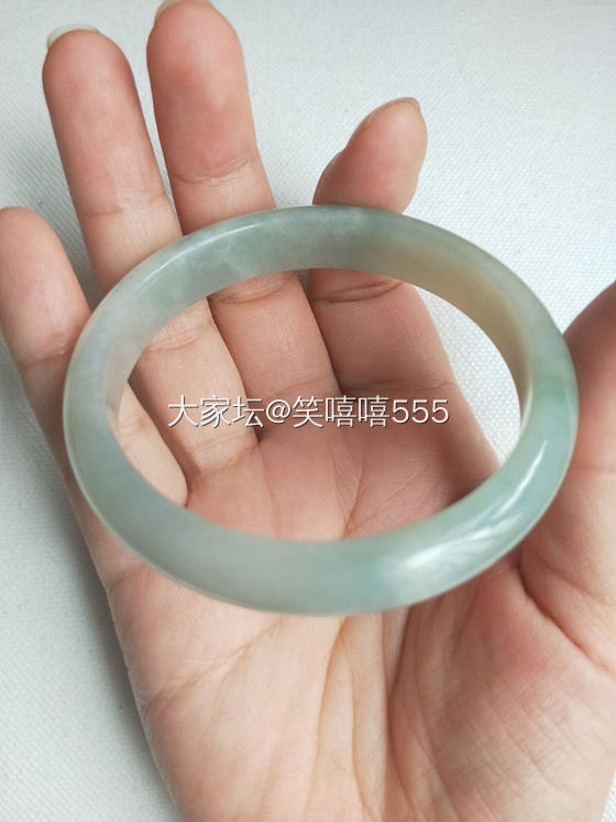 买了几支平时戴的，一直在等那一支品质高点的镯子。还是决定以后先买黄金。_翡翠
