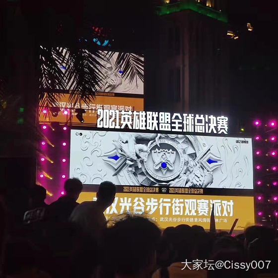 🎉🎉🎉年轻人的快乐🎉🎉🎉
每隔几秒就能听到隔壁街欢呼的声音…
今晚是个不眠夜