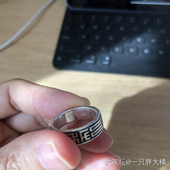 姐妹们帮看下，戒指内壁有小黑点 是什么情况？_戒指银