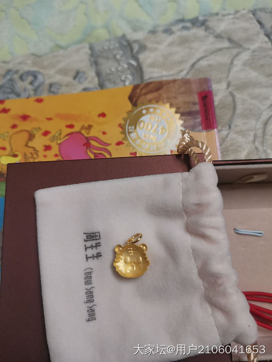 周生生小脑虎吊坠，背面好丑呀，准备回收了。。。我还买了俩。。_金