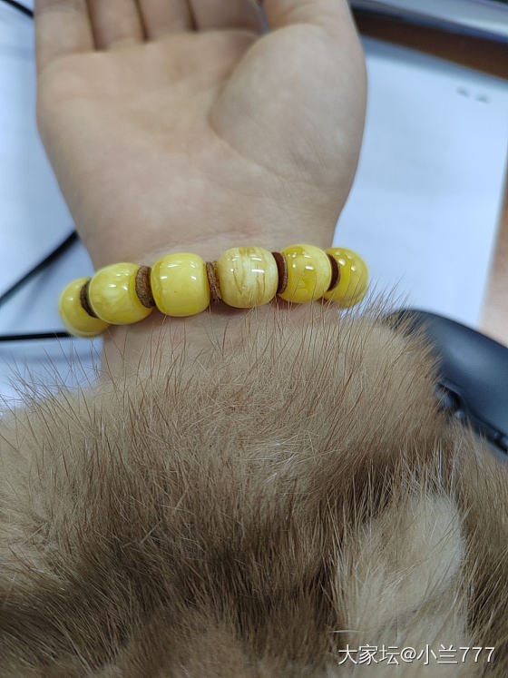 冬天了 戴上我的蜜蜡小手串_珠串蜜蜡