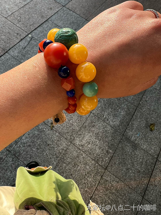 今天出了点太阳，把蜜蜡拿出来晒晒_珠串蜜蜡