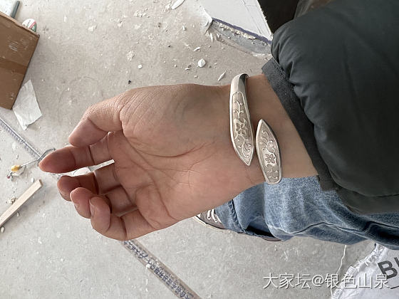 张宝源水波纹上手快一个月了，依然喜欢的紧，花纹带有一丝古朴的气息，银质更是温腕简..._手镯网店商家银