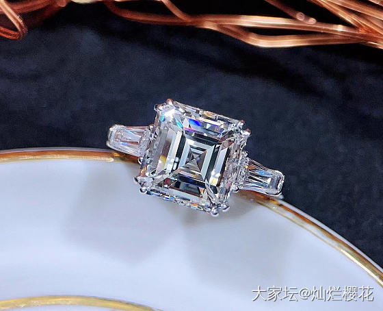这是一枚阿斯切工钻戒，这种切工形状独特，棱柱般光彩夺目，亭部刻面均为方形。这夺目..._钻石异形钻