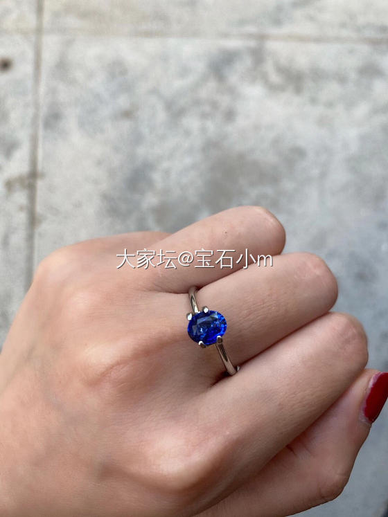 天然皇家蓝蓝宝石，1.23ct，肉眼可见一点包裹体。_名贵宝石