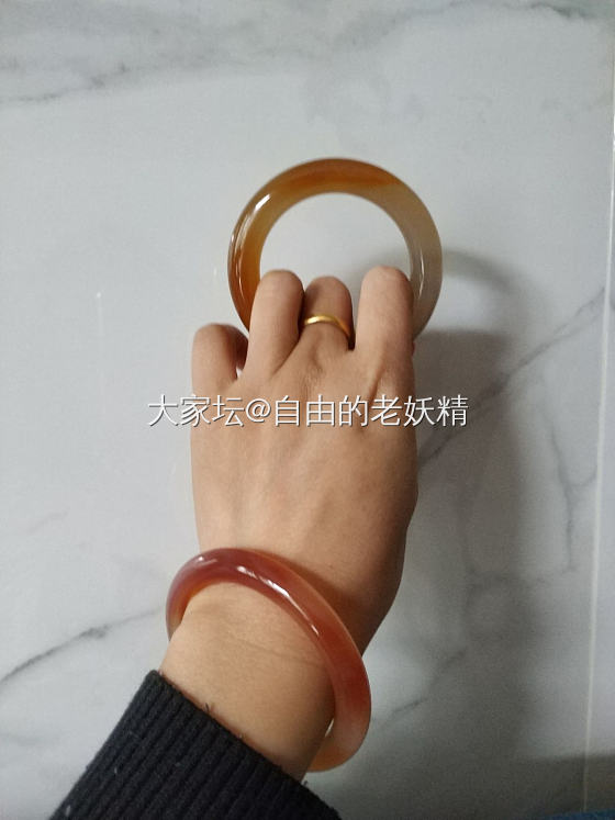 请大家帮看下这两个镯子值不值得买_玉髓玛瑙
