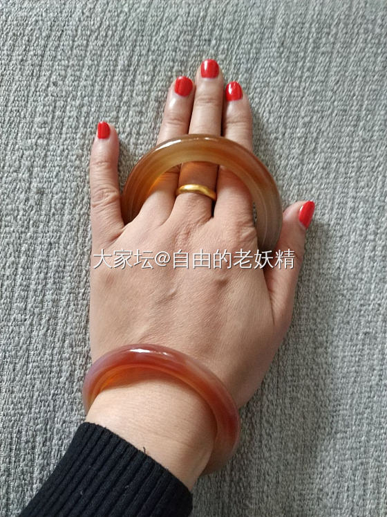 请大家帮看下这两个镯子值不值得买_玉髓玛瑙