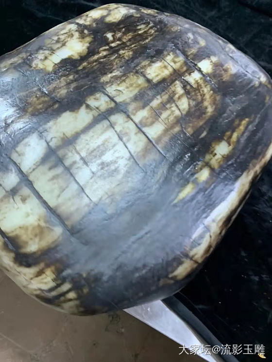 触目惊心的和田玉染色“籽料”
朋友从他们当地玉器市场发来的照片
到处都是染色的和...