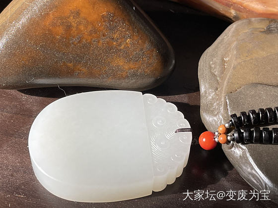 想给鉴赏期的牌子拍张美照，换了各种绿叶来衬托，大家帮我选择一下，哪张最美呢？_和田玉
