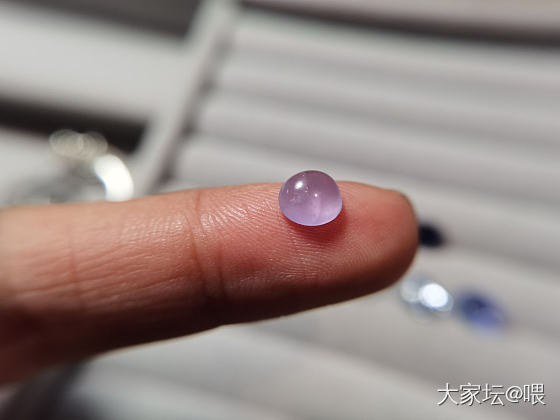紫方纳石，瞬间变色_彩色宝石