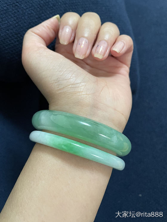 买个麻麻的镯子和买给自己的镯子，还有蓝朋友送的大金镯⁄(⁄ ⁄ ⁄ω⁄ ⁄ ⁄)⁄_翡翠金