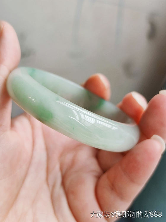 大家帮忙看看，这个是什么种_手镯翡翠