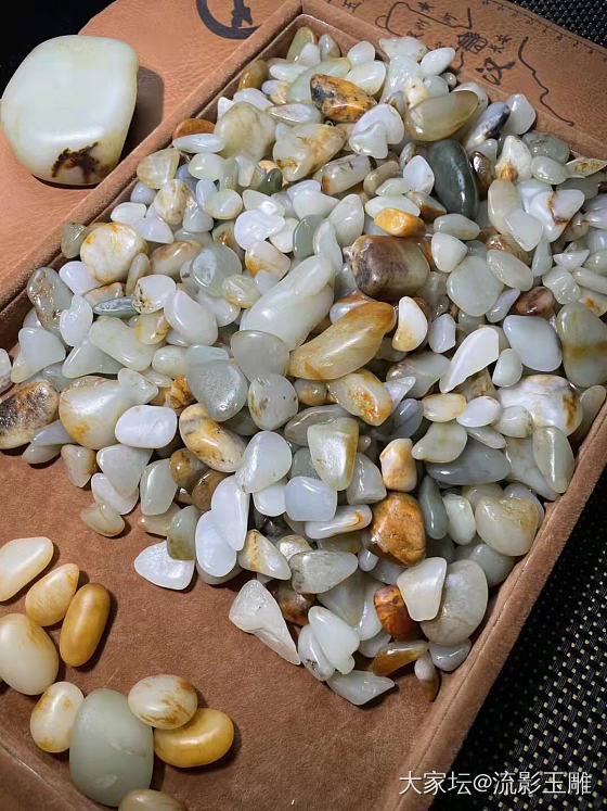 以为和田玉籽料很贵吗？当然不是。
只有精品才贵，为什么精品贵呢？
因为普品太多了..._和田玉