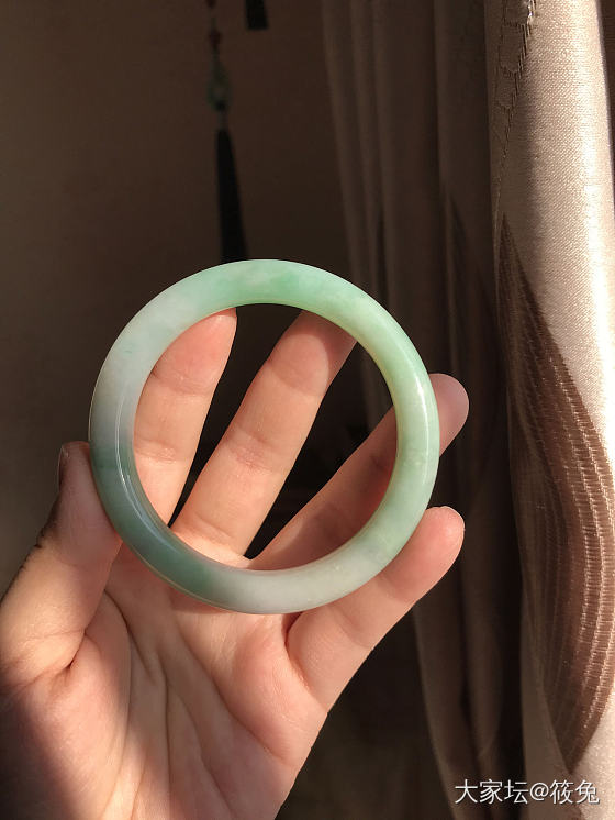 新入的翡翠手镯。_手镯翡翠