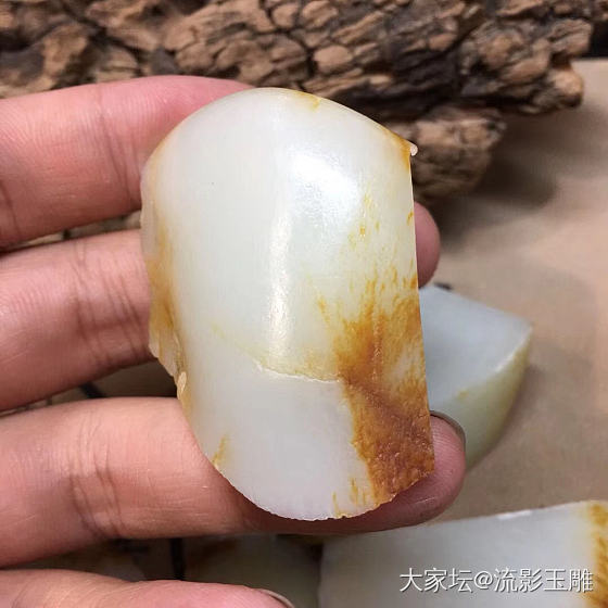 前段时间出售的一块作料，工作室把他切了，这是一块一斤多的料子，白度皮色都有了，就..._和田玉